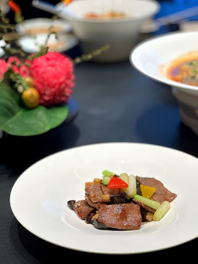 請客戶吃飯，客戶對龔禧太滿意了