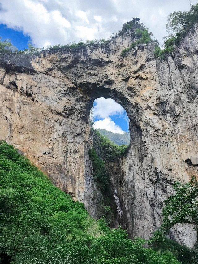 獨山雙虹洞坐落於貴州省獨山縣上司鎮下江，