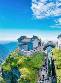 以下是一篇梵淨山的旅遊攻略： 景區基本資訊 - 地址：位於貴州省銅仁市，東山門在江口縣黑灣河
