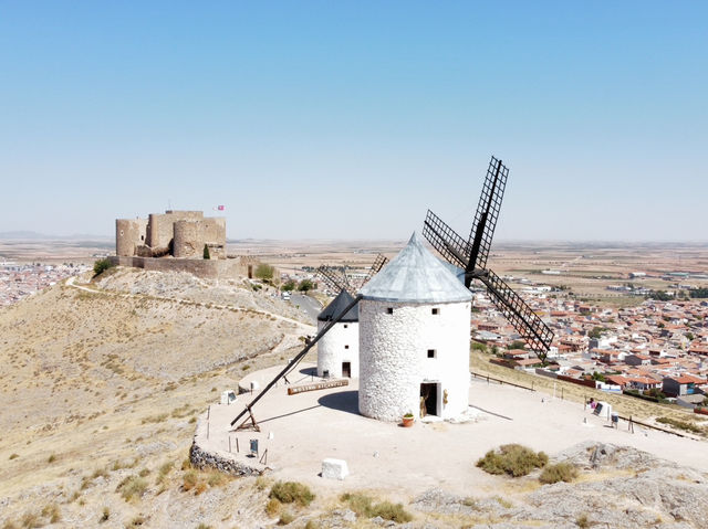 Los Molinos de Consuegra – Where Don Quixote’s Dreams Come to Life! 🌪️🏰