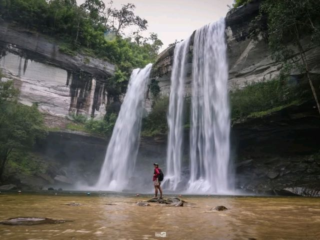 น้ำตกห้วยหลวง อุบลราชธานี ราชาน้ำตกแห่งอีสานใต้
