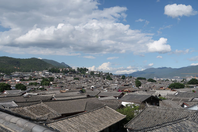 麗江泊心雲舍：天空之鏡上的古城盛景