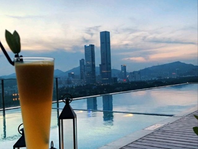 🏙️ 深圳CBD高空祕境！270°無邊際泳池打卡！下班直達「偽出國」度假天堂🌊✨