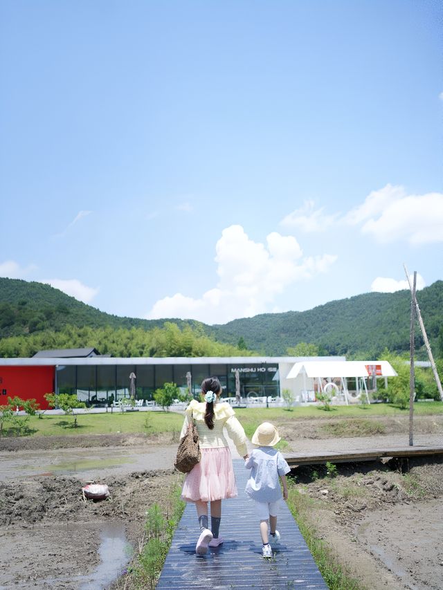 90後辣媽反向湊仔，同BB一齊住進東錢湖酒店