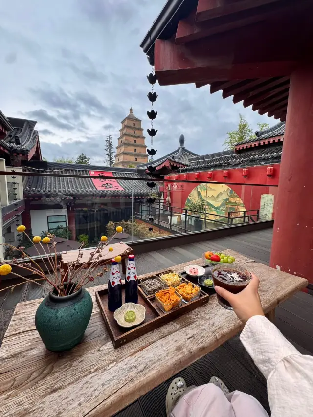 Lock in this place for your Xi'an trip!! The window views are absolutely stunning🪟