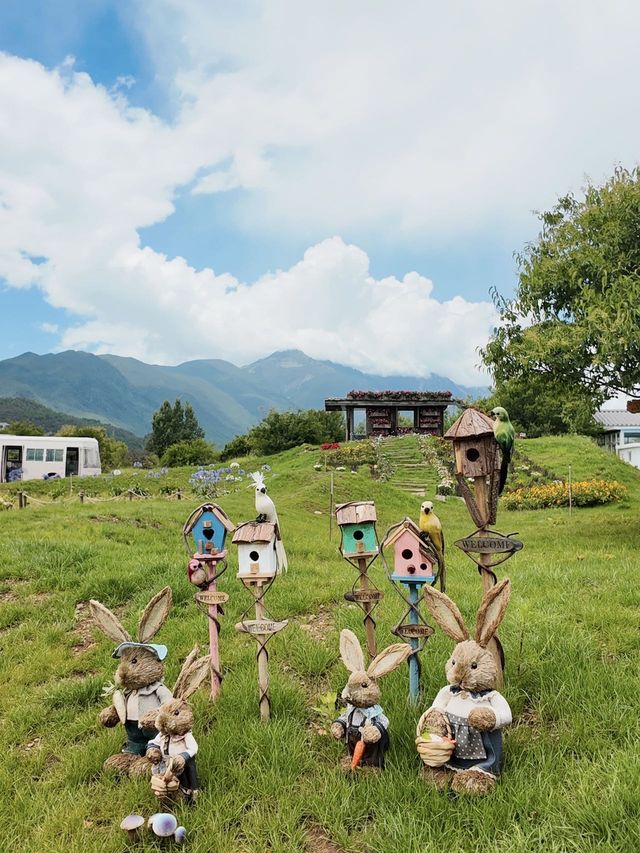 喺麗江！雪山下嘅秘密花園咖啡館太靚啦  同姊妹一齊出嚟旅行啦，發現咗喺玉龍雪山腳下，藏住一座被鮮花簇