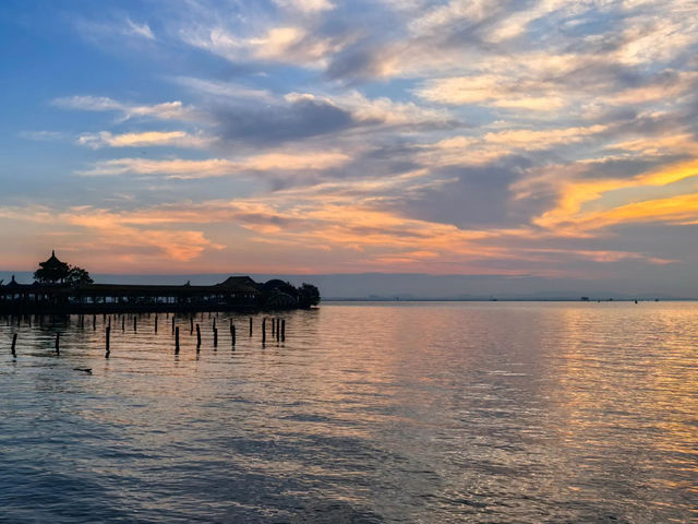 當洱海將夕陽泡成橘色酒