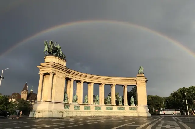 Heroes' Square Rainbow Encounter! Budapest's Most Instagrammable Photo Guide