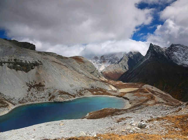 五色海：亞丁雪山下的奇幻變色湖