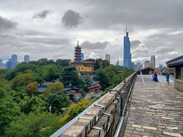 一、核心景點與遊玩感受
1. 明孝陵：10月底至11月下旬是最佳觀賞期，6:30-18:30開放