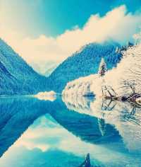 冬幻九寨365天倒映嘅仙境全部喺晒度喇 想逃離城市?一秒鐘墜入藍色仙境!九寨溝嘅冬天真係被嚴