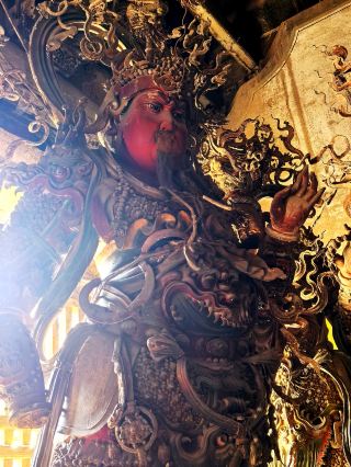 Самостоятельная автомобильная экскурсия по провинции Шаньси: Храм Железного Будды в Гаопине ​​с его красочными скульптурами из дерева и железа.