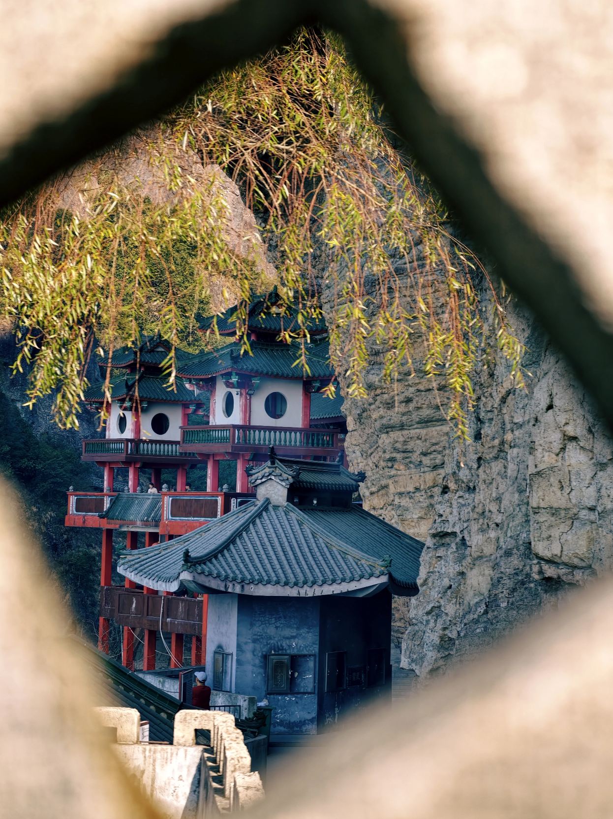 廈門出發！靈通山懸空寺仙境一般