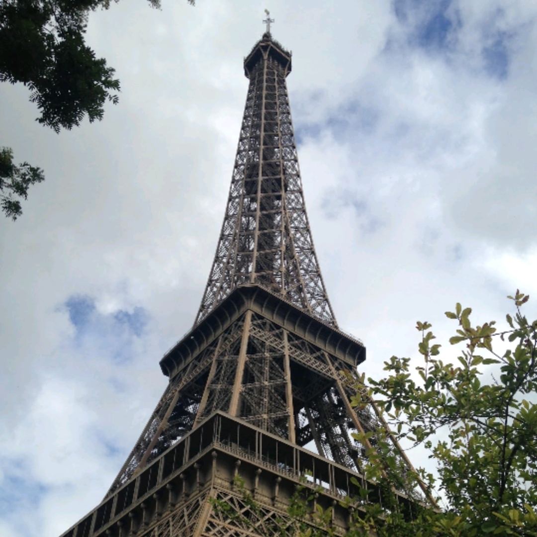 フランスといえばエッフェル塔です。フランスを訪れたら絶対に欠 ...