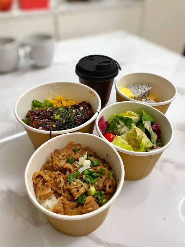 鰂魚涌抵食牛肉飯外賣店🐂