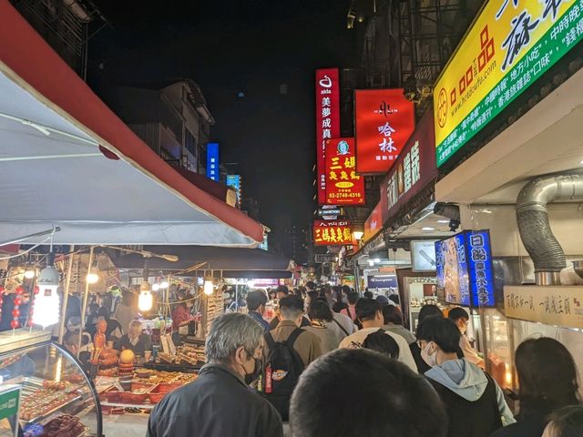 台北最有人氣既夜市😗人頭湧湧
