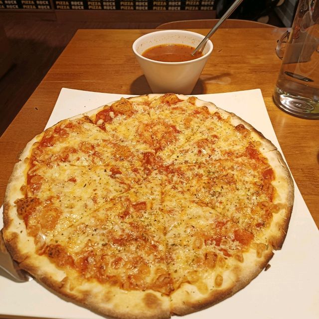 覺得好吃一直來~pizza rock 一個人吃12吋紐約披薩+一碗義式蔬菜湯