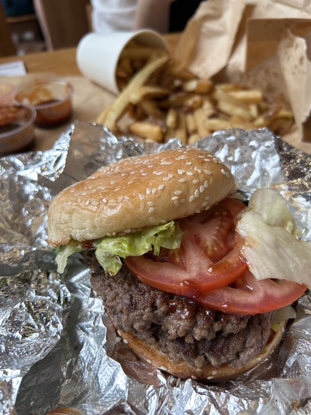 ［香港］ FIVE GUYS🇭🇰｜香港必吃美國連鎖速食店 漢堡超juicy🤤 