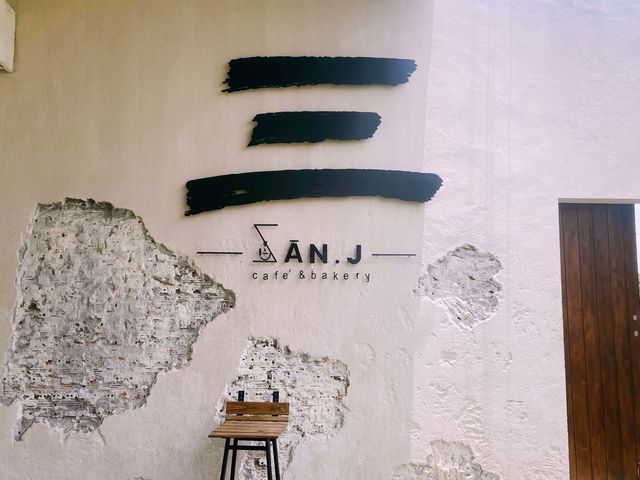  SĀN . J Café & Bakery