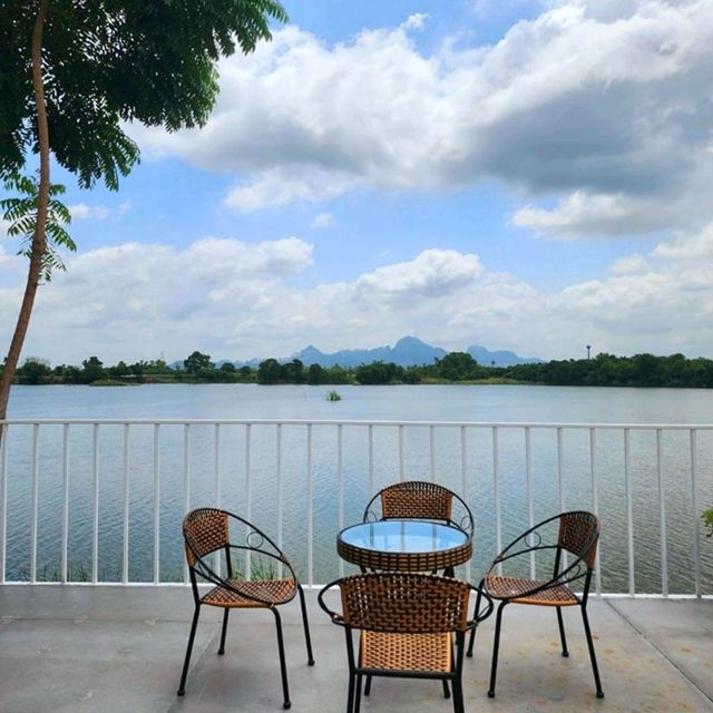 ☕️คาเฟ่ริมทะเลสาบสไตล์มินิมอล 🏡  𝑳𝒂𝒈𝒖𝒏𝒆