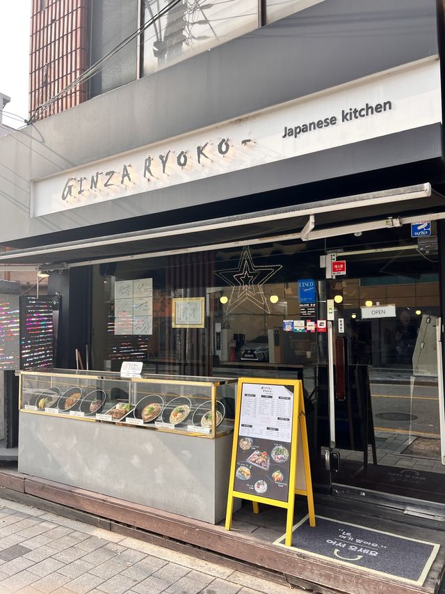 〖 ソウル・誠信女大入口〗 脂が乗ったサーモン丼🐟✨豚カツも人気なお店!!