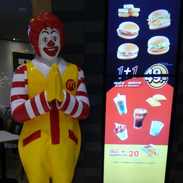 バンコク マクドナルドのドナルドは合掌ポーズ / イムちゃん食堂の焼きめし(フライドライス)と春巻き 