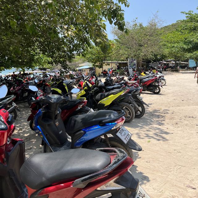 หาดนวล เกาะล้าน วิวเขาโอบชายหาดดูสวยงาม