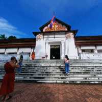 เดินเที่ยวถนนศรีสว่างวงค์ @หลวงพระบาง
