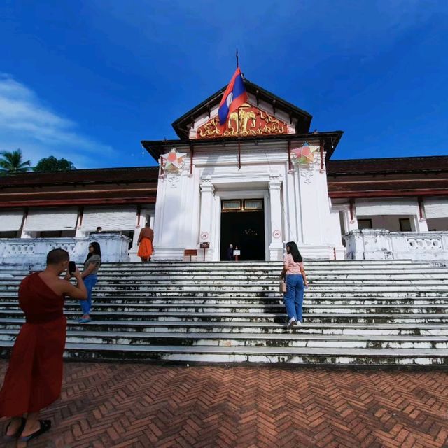 เดินเที่ยวถนนศรีสว่างวงค์ @หลวงพระบาง