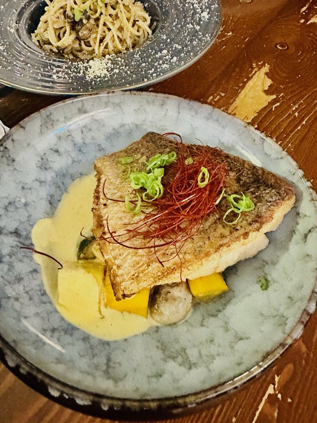 📍灣仔美食😋懷舊海洋風格⛵️中西合璧fusion菜✅必點紅菜頭沙律+ 酸菜魚