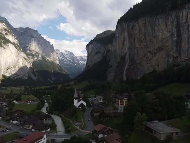 瑞士🇨🇭 ｜ 少女峰區絕美風景小鎮 🏘️ - 勞特布魯嫩 （Lauterbrunnen)