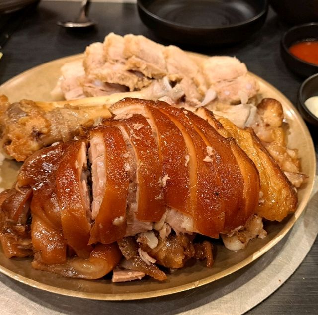 A delightful Pork trotters and belly, Manjok Ohyang