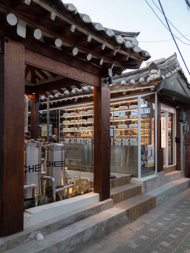 익선동 한옥에 자리 잡은 신상 치즈 그로서리 마켓