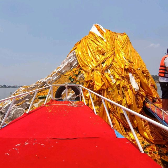 พระธาตุกลางน้ำ (พระธาตุหล้าหนอง)