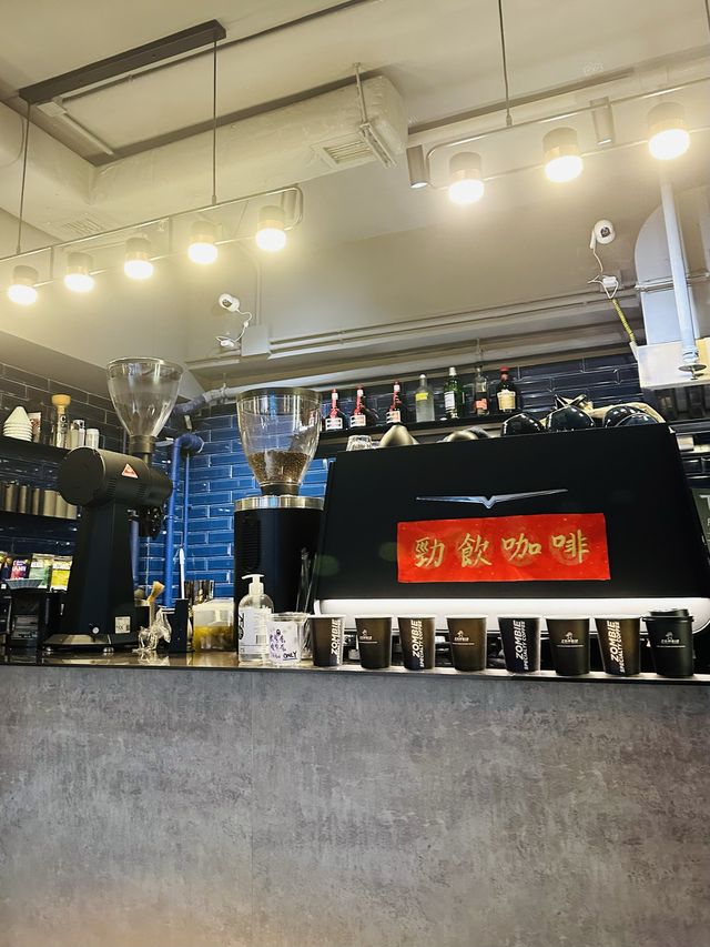 📍佐敦工業風Cafe☕️咖啡Zombie好去處🧟‍♀️🧟‍♂️自家烘焙咖啡豆🤤鹹點甜點都好味道👍🏻