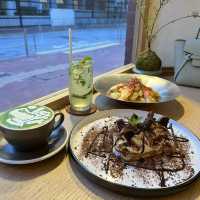【#莎拉荃灣搵食】日系風格Cafe ｜Pick Me Up甜品配上大鵬展翅Green Tea Latte