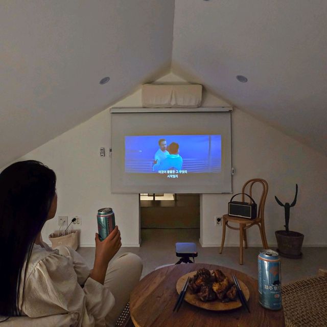 넓은 자쿠지에 제주도 감성숙소로 유명한 봄달리