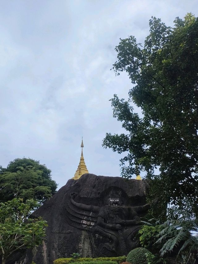 วัดถ้ำผาแด่น จ.สกลนคร