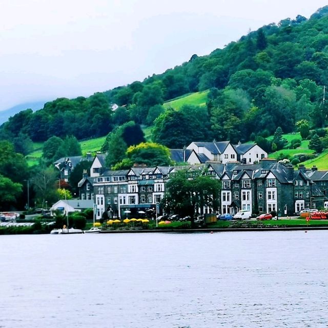 自己開電動船暢遊溫德米爾湖(Windermere Lake)