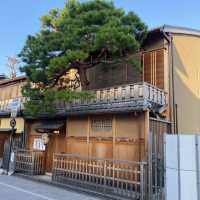 京都！祇園町南側の花見小路（はなみこうじ）伝統的建物の町並み鑑賞