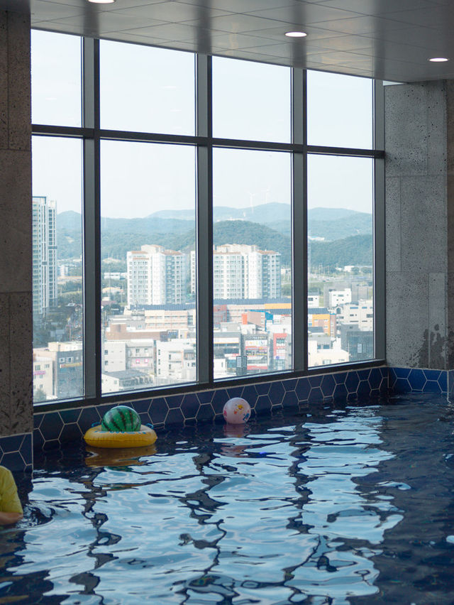 수영장이 있는 호텔을 찾는다면, 경주 더테라스 호텔