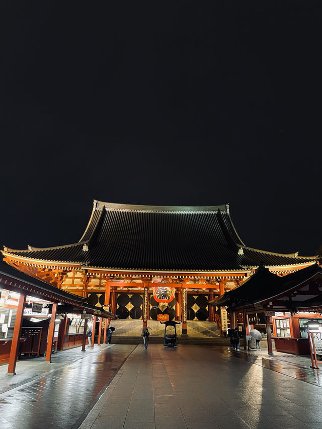 【東京都】鮮やかにライトアップされた夜の浅草寺を散策