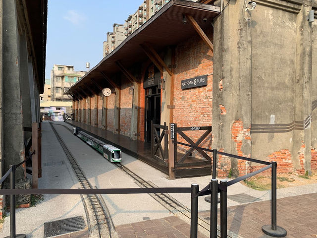 【高雄景點】哈瑪星鐵道文化園區：歷史鐵軌、鋼鐵藝術，火車模型展示場所