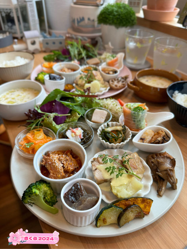 【福岡カフェ】どれから食べるか悩んでしまう♪小鉢盛りだくさんのランチプレート🍽