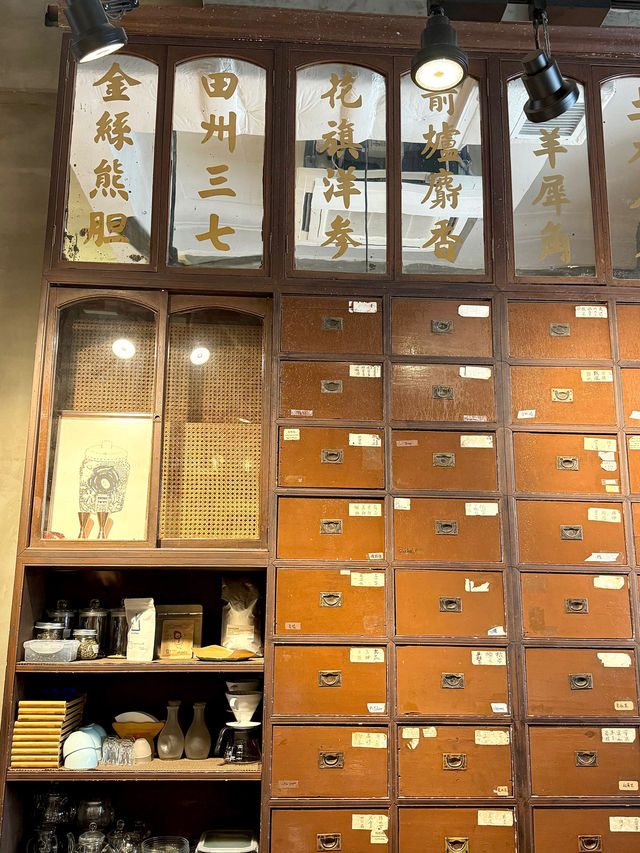 超過90年歷史，醫館活化成咖啡店