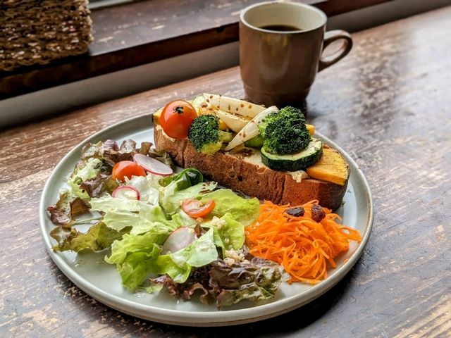 日本京都-河鴨川河景第一排的蔬食店：Veg Out