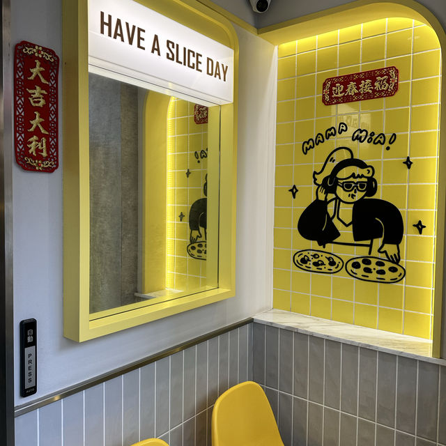 為食妹帶大麻成去九龍城食Pizza