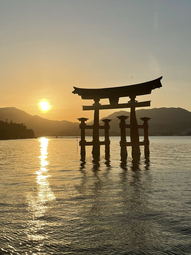 朝昼晩干潮満潮いつ行っても美しい厳島神社