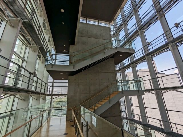 日本東京-如波浪般的宏偉壯闊：國立新美術館