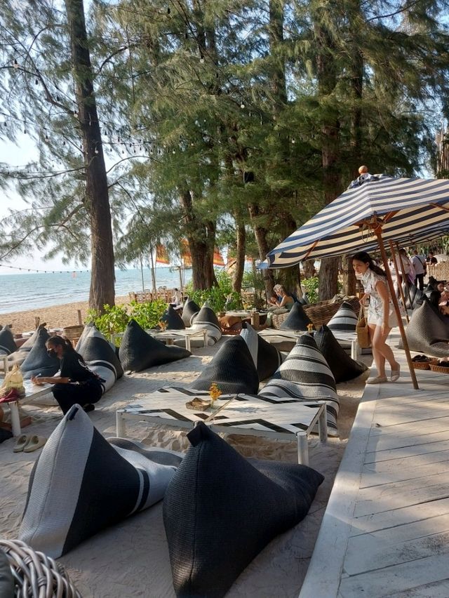 คาเฟ่ริมหาด CAVE BEACH CLUB